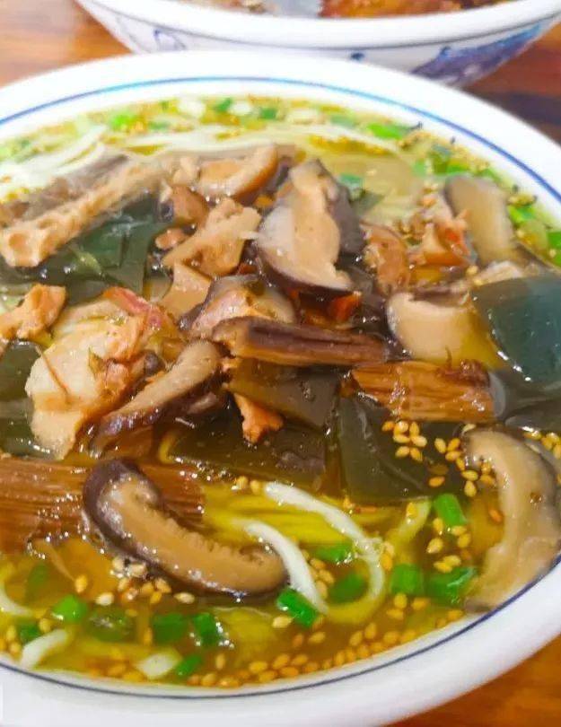 和重庆小面不一样的是 雅安的面有各种肉臊可以选择 素椒牛肉,大肉