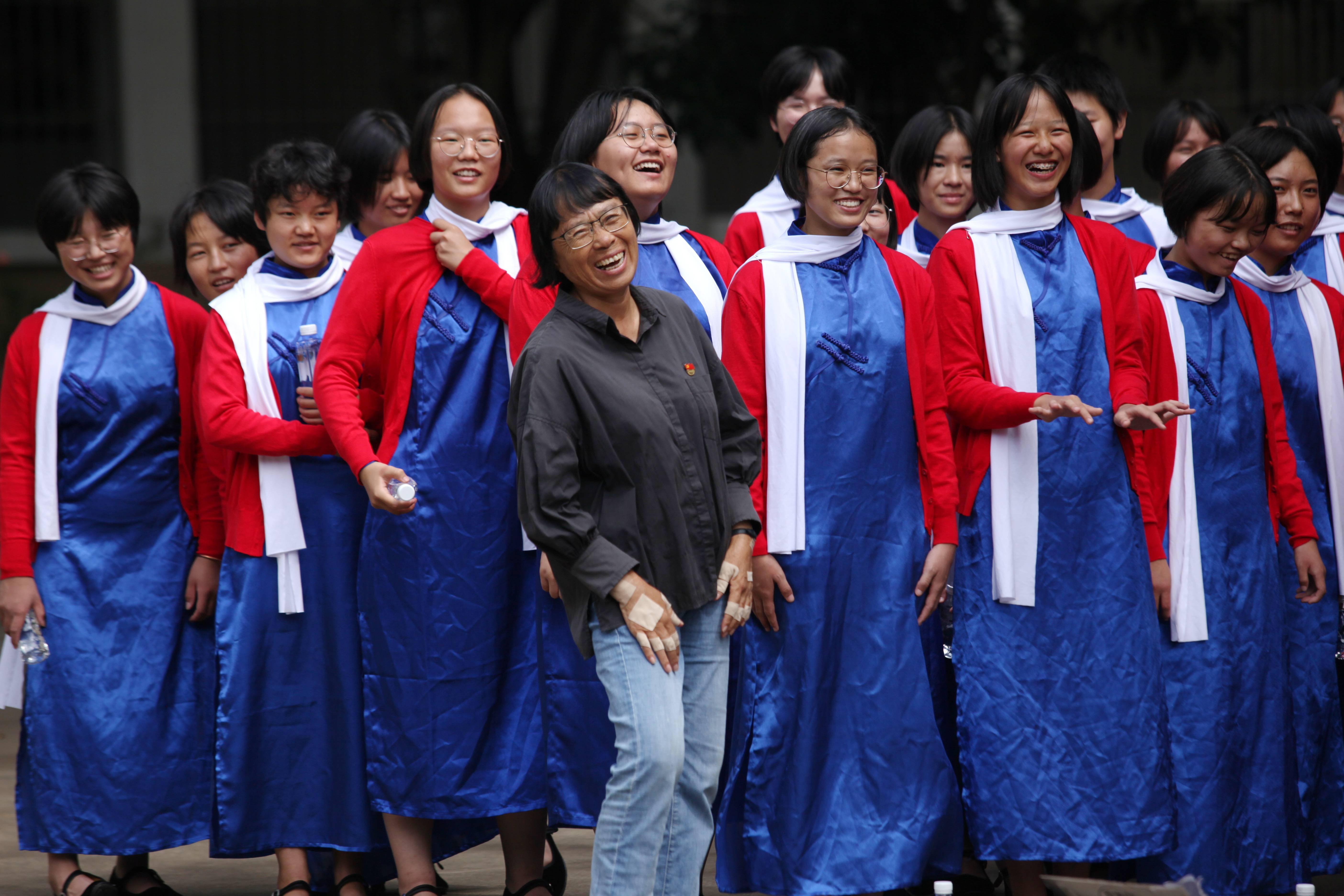 艺术两代江姐赴云南华坪女高传唱红梅赞