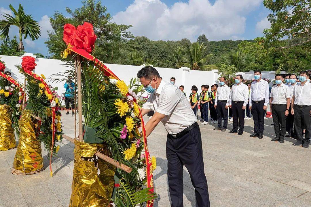 陈正光,陈祥军,兰江峰,谭萍等现职市领导,驻三亚军警部队官兵代表,老