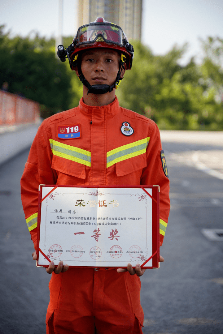 胜利闭幕看不止十八般武艺的消防员