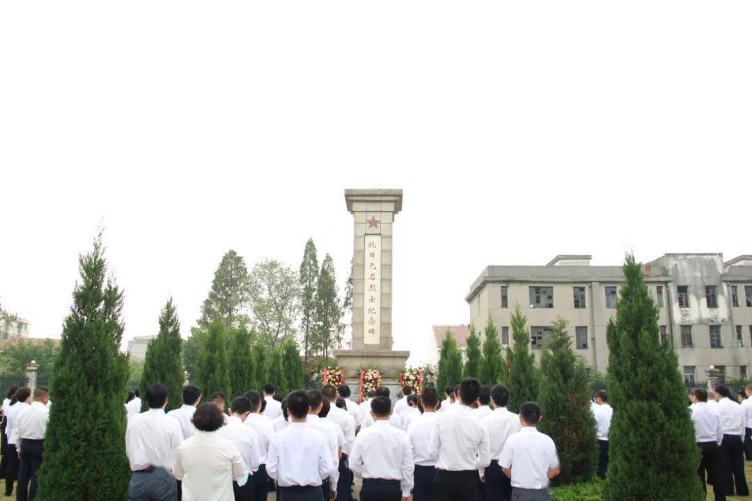 黄州区举行2021年烈士纪念日向抗日无名烈士敬献花篮仪式_堵城镇