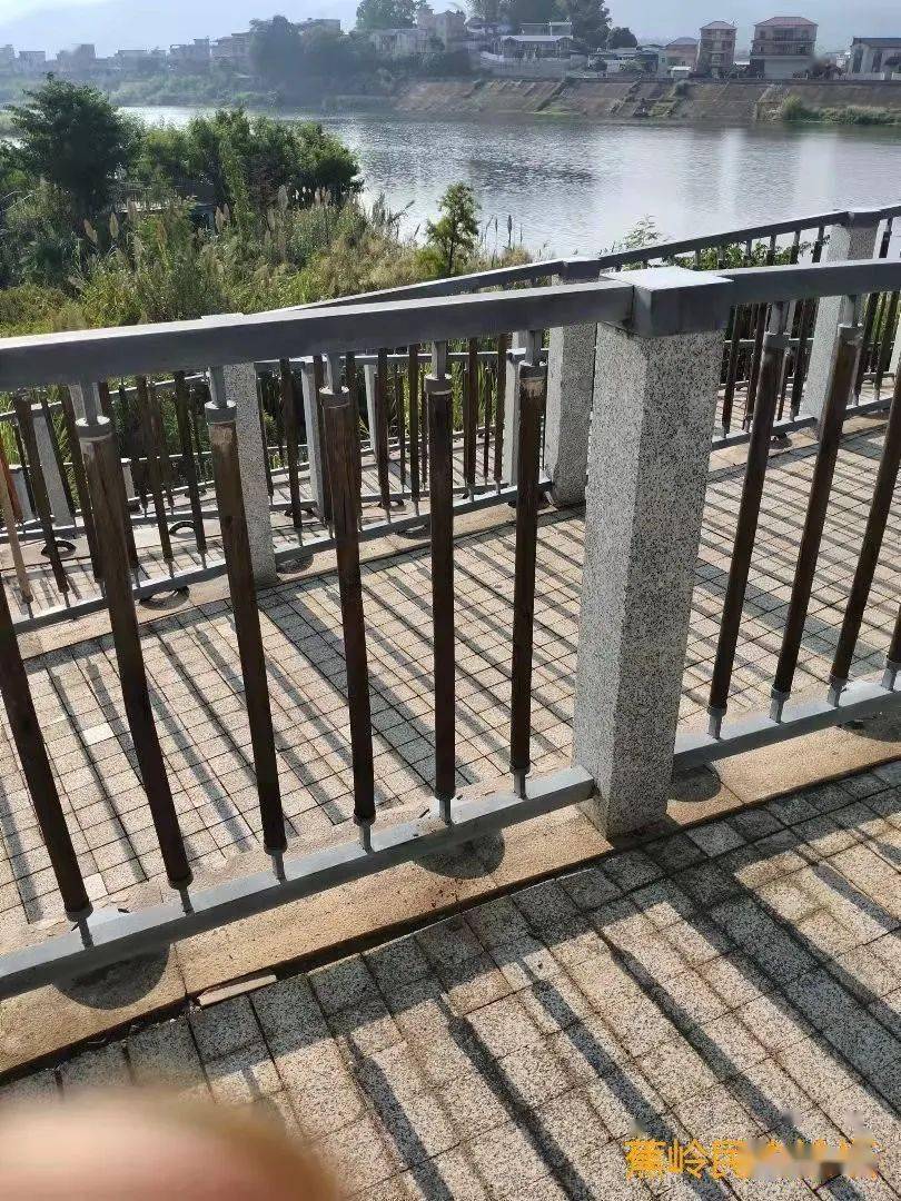 蕉岭长寿新城河边的滨水公园拍摄到的一幕._护栏