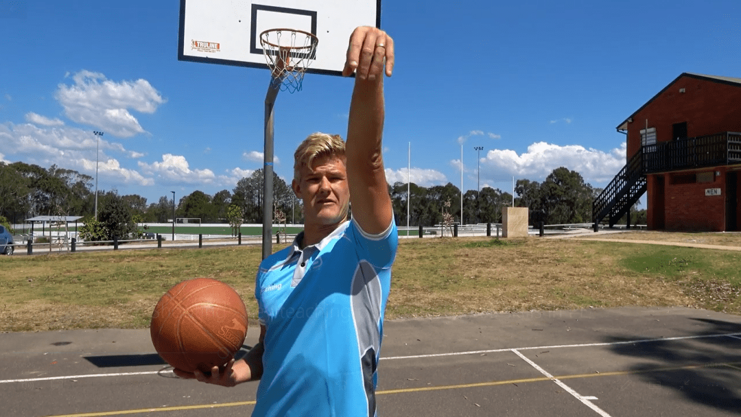 持球时注意手掌张开,用投篮手的手指和掌沿触球,切记手心不可触球,在