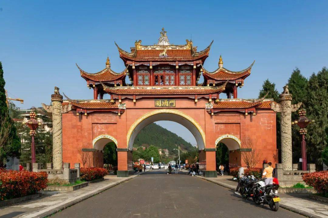 国酒门位于我市盐津河风景区内,四面环山,与世界吉