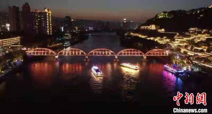 青年乘黄河游轮穿越百年铁桥：母亲河畔荡漾祖国赞歌