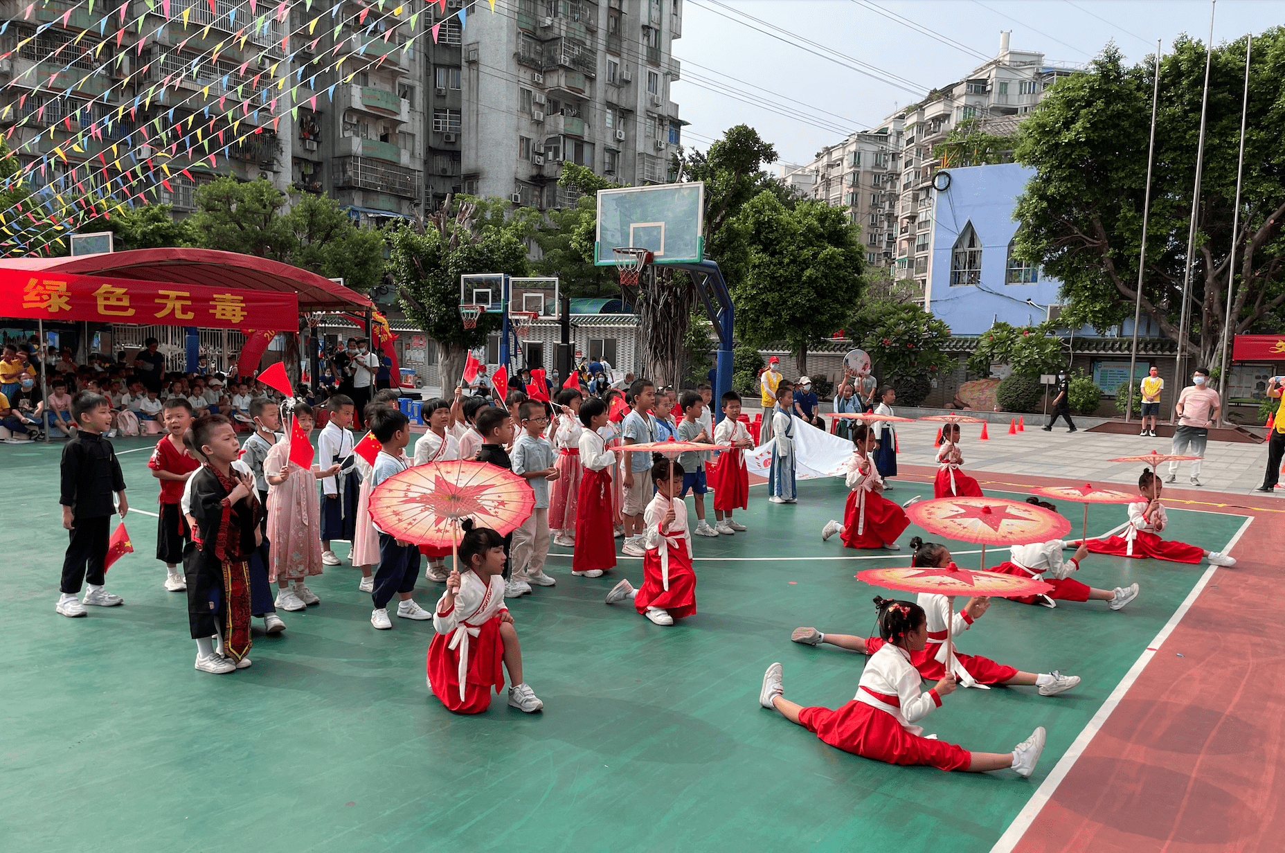 运动会|广州这所小学的校运会很特别!学生穿着各个民族的服装出场