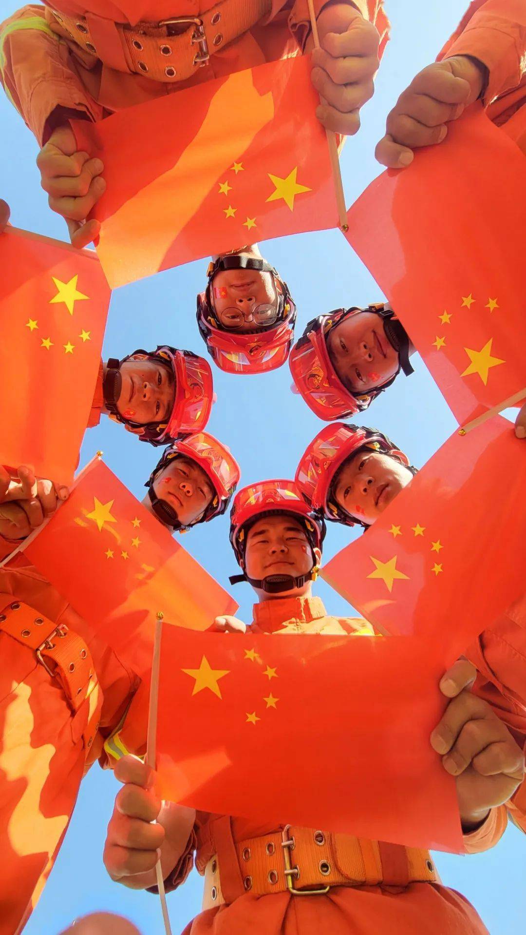 爱国就要晒出来我和国旗合个影吴忠消防蓝朋友表白祖国