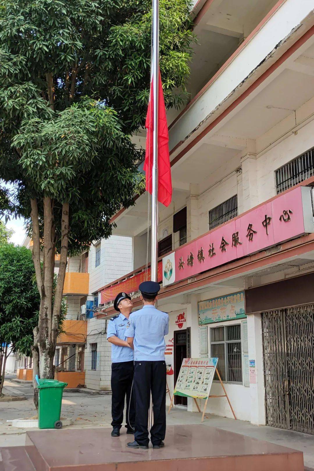 田阳区多地举行国庆节升国旗仪式 热烈庆祝中华人民共和国成立72周年