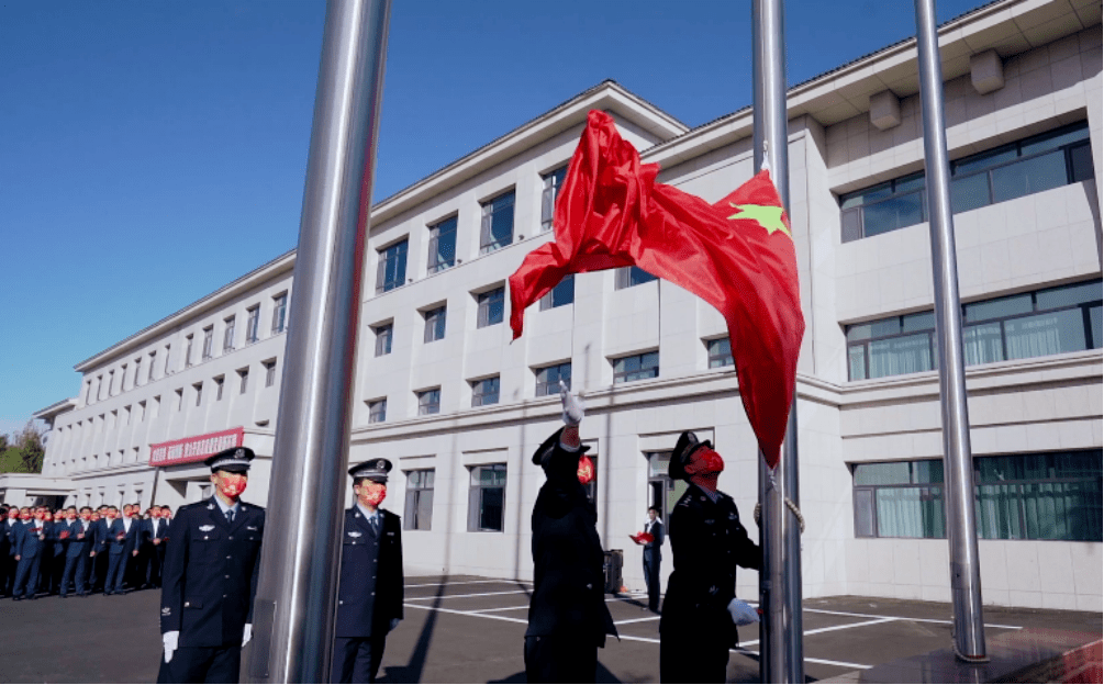 呼伦贝尔机场举行"同升国旗 同唱国歌"庆祝活动