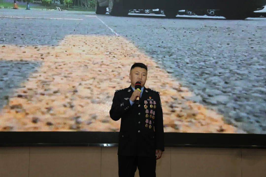 弘扬英模精神"——自治区公安厅先进事迹宣讲团走进包头_刘浩