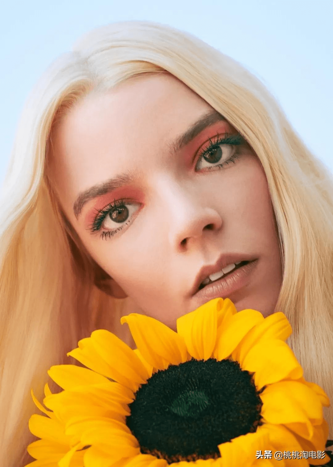 组图小仙女安雅泰勒乔伊复古风格写真大片金发红唇惊艳