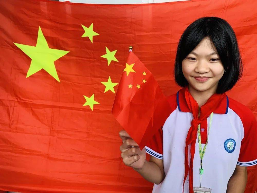 我和国旗合个影看宁化少先队员花式告白祖国