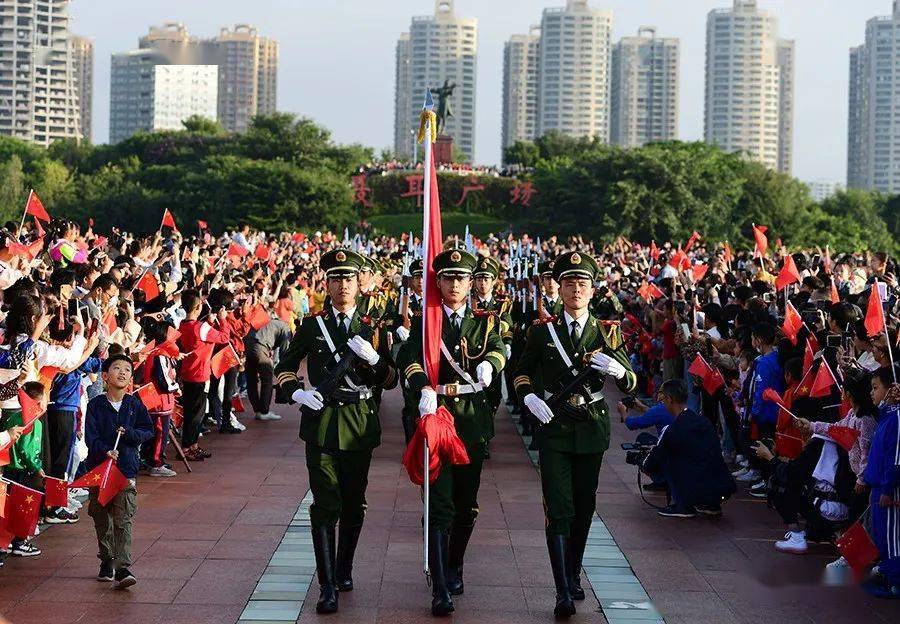 和全國各地一起 10月1日上午8時 我市在聶耳廣場舉行升國旗儀式