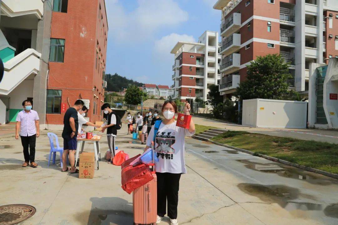 祝福祖国我们回家啦北岸送别113名解除隔离人员