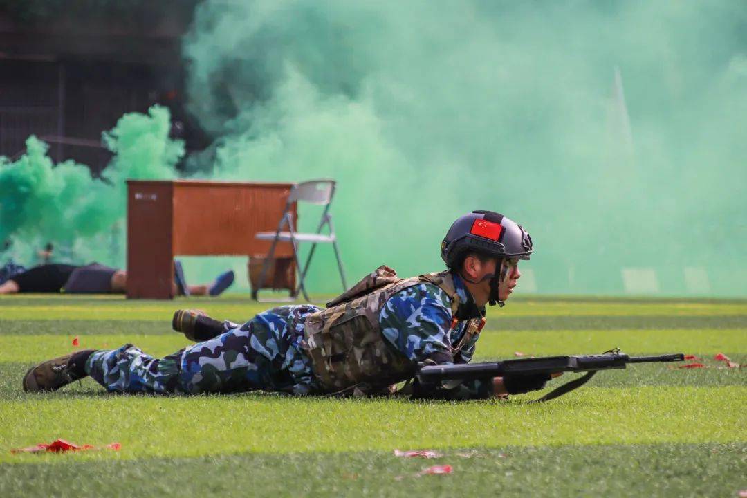 卧倒,前滚翻,出枪三角队形,攻击队形,突击队形反恐战术方阵模拟军人与