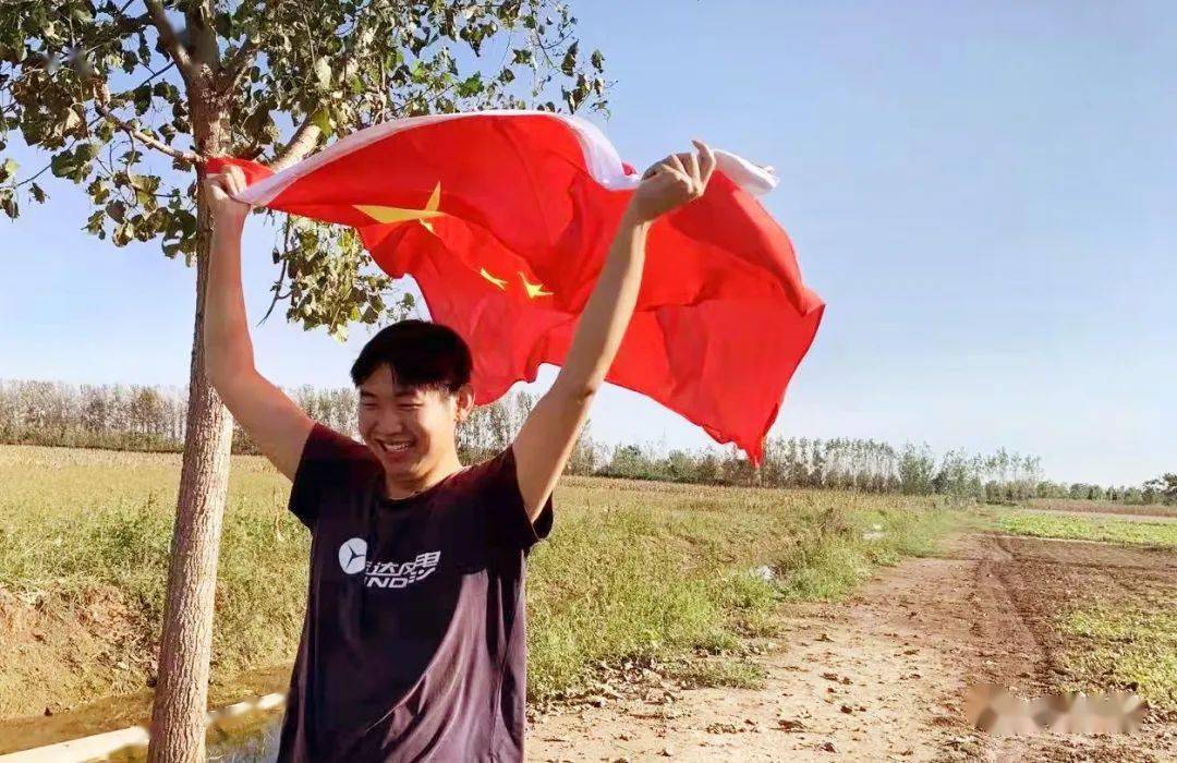 国庆特辑献礼祖国我在项目与国旗拥抱