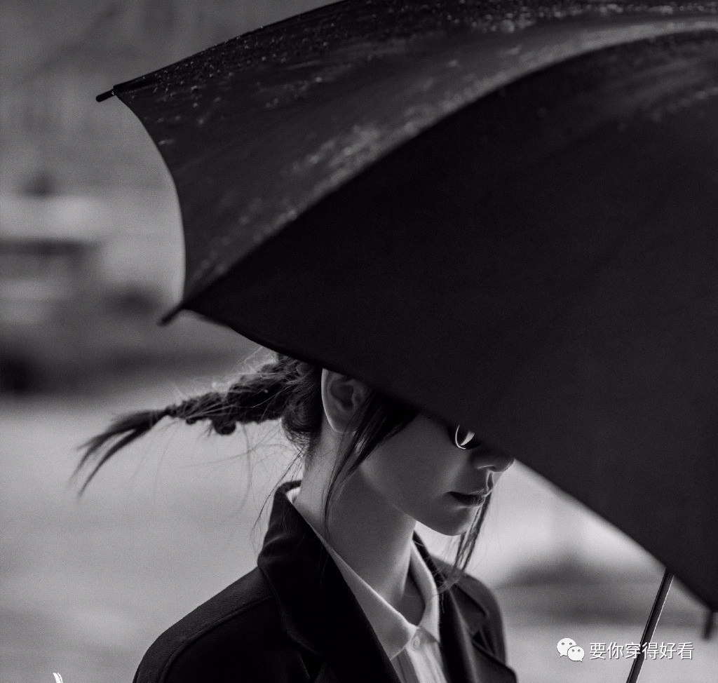 比较闪耀的袜子搭配黑色系看着有对比度,却很有小高级质感