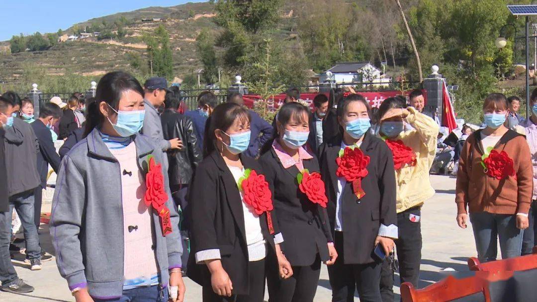 岷县蒲麻镇迎国庆表先进树新风