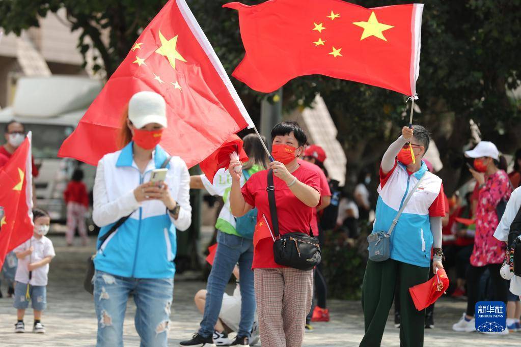 10月1日,香港市民在尖沙咀街头挥舞国旗.