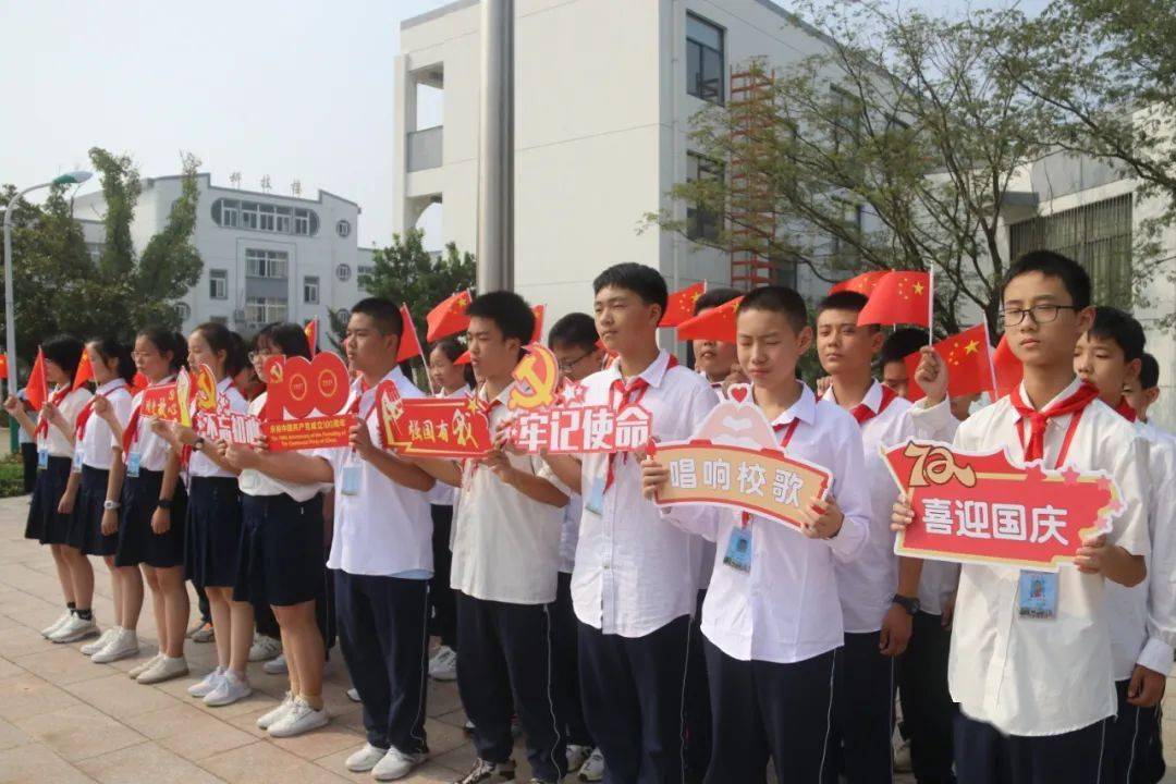 此外,七都中学精心组织初一,初二年级所有班级开展"唱响校歌 喜迎国庆