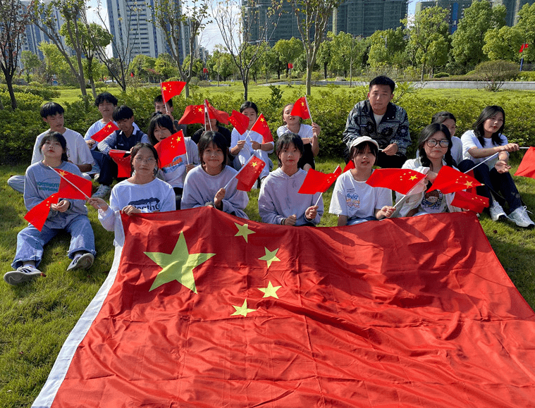 我校开展我与国旗合影主题教育活动
