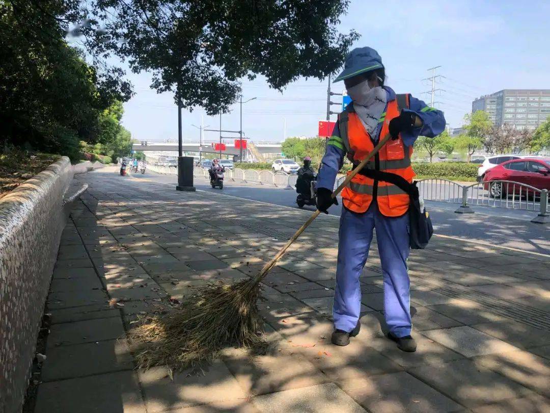 假日里这些忙碌的身影是他们对城市的用心守护