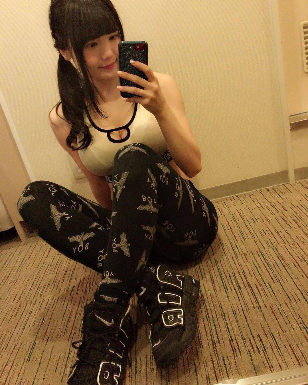 Peggy 腰细腿长美到窒息！身材不输 Soda！还有新晋「直男收割机」晒天价球鞋！