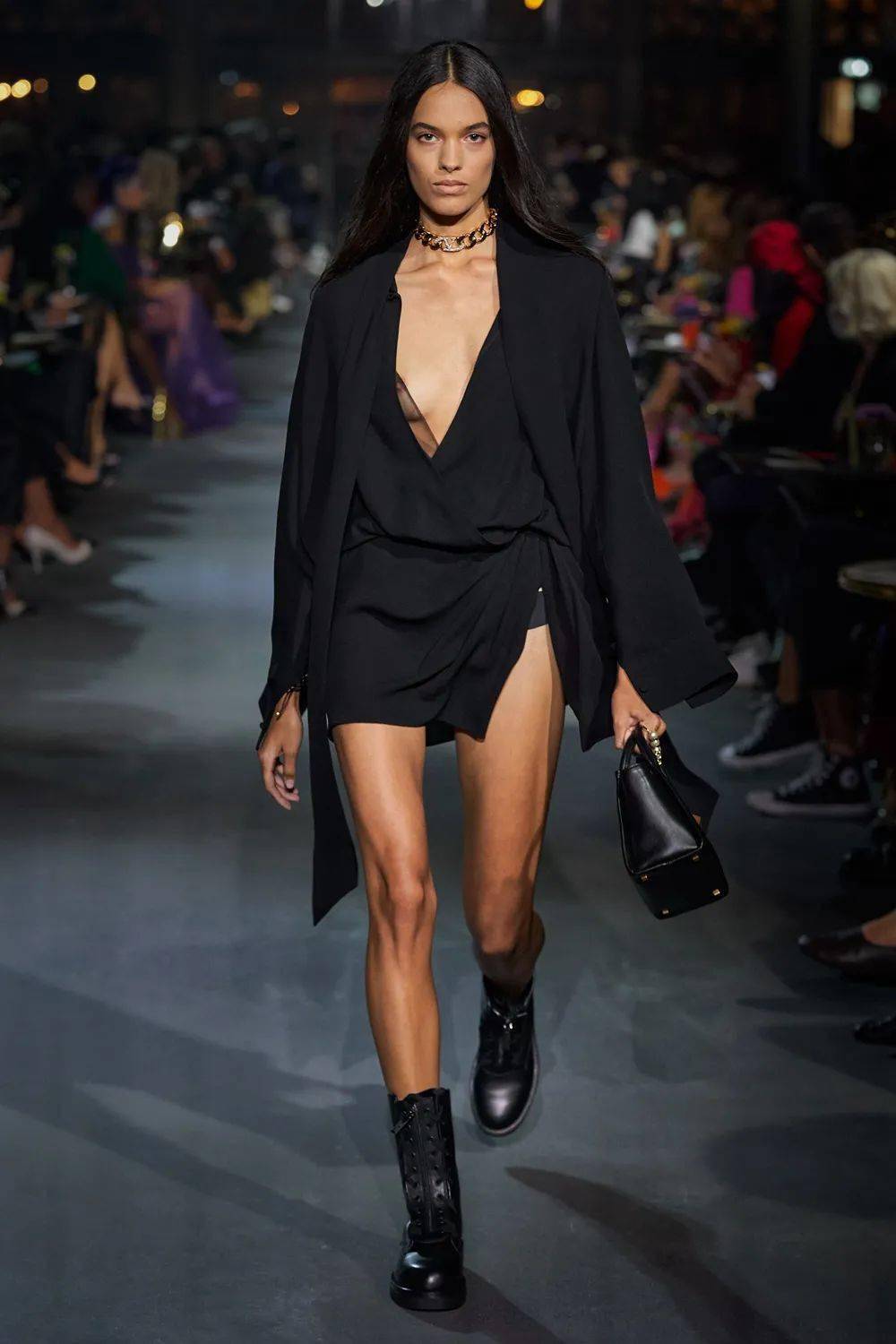 廓形 Valentino 2022 春季系列发布，刺绣、蕾丝、印花…… 尽显高级！