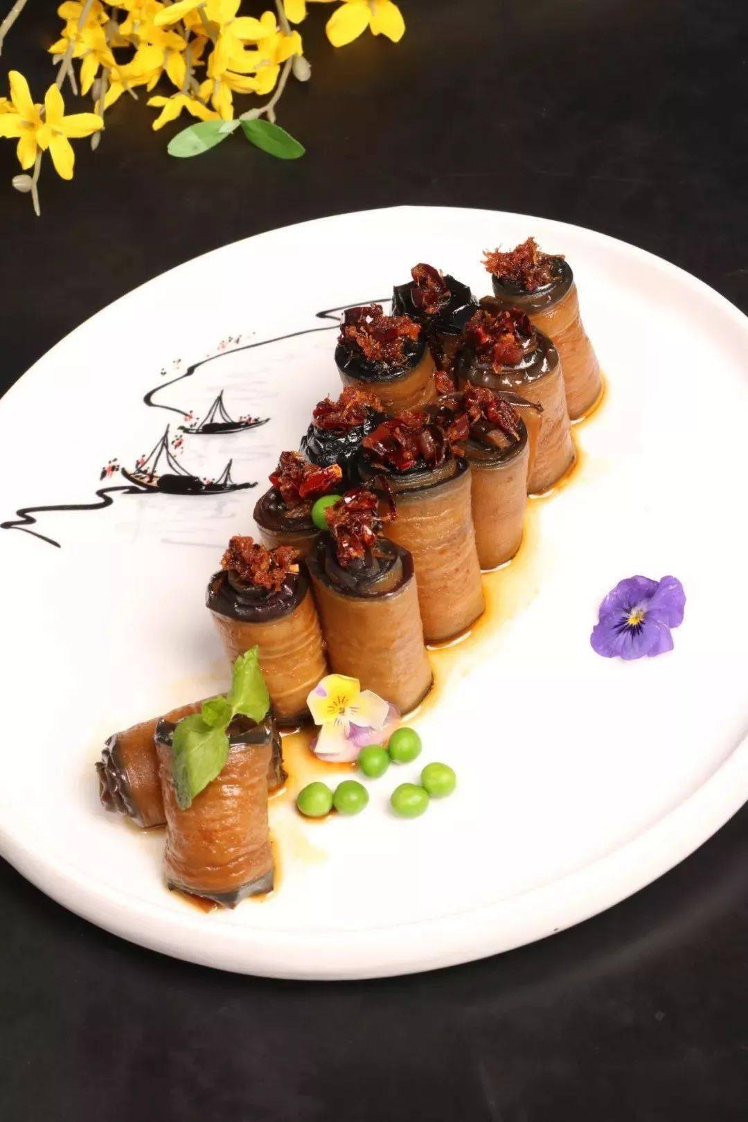 入油盐水中汆至变软,捞出迅速过凉,切掉杆部,每片包入一个小球摆入盘