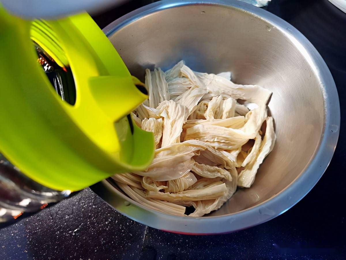 什么算油皮什么算干皮 6b8efd4af6214215a7e7404114fc3640.jpeg
