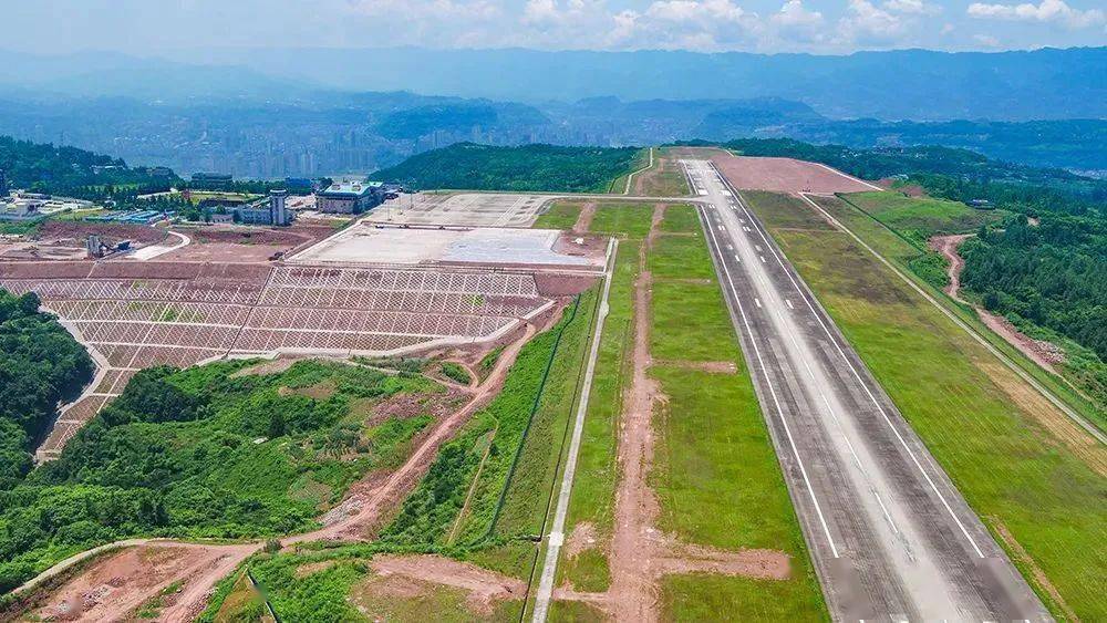 万州削平山头建成机场,待飞机降落,煞车,停下,看窗外才发现已是跑道