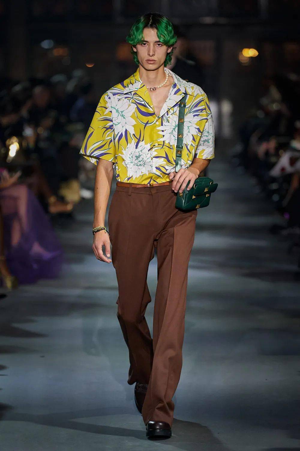 廓形 Valentino 2022 春季系列发布，刺绣、蕾丝、印花…… 尽显高级！