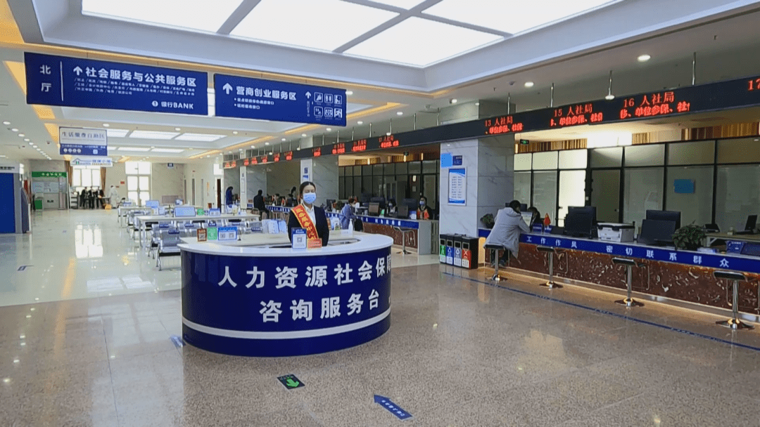师市政务服务中心社保窗口推行一机双屏服务模式提升政务服务透明度