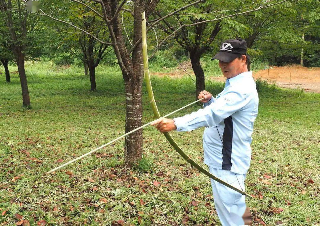 回归社会后加山给大家演示用竹藤和紫藤做的弓箭攻击力很强可是,这样