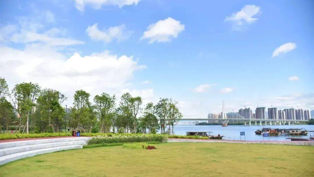 南岸公园不仅只有视觉上的享受还有文化底蕴走在公园中如置身天然的