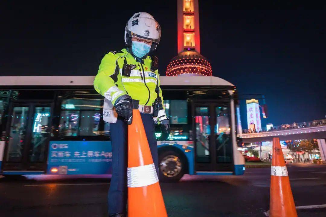 【國慶我在崗】絢麗夜景下,紅藍警燈默默守護黃浦江畔