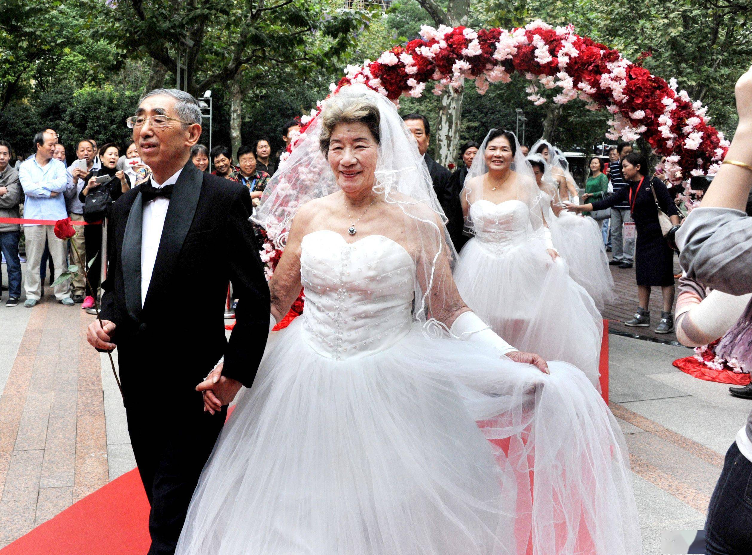 中老年人相亲,要"笑果"更要"效果" | 新京报快评_节目