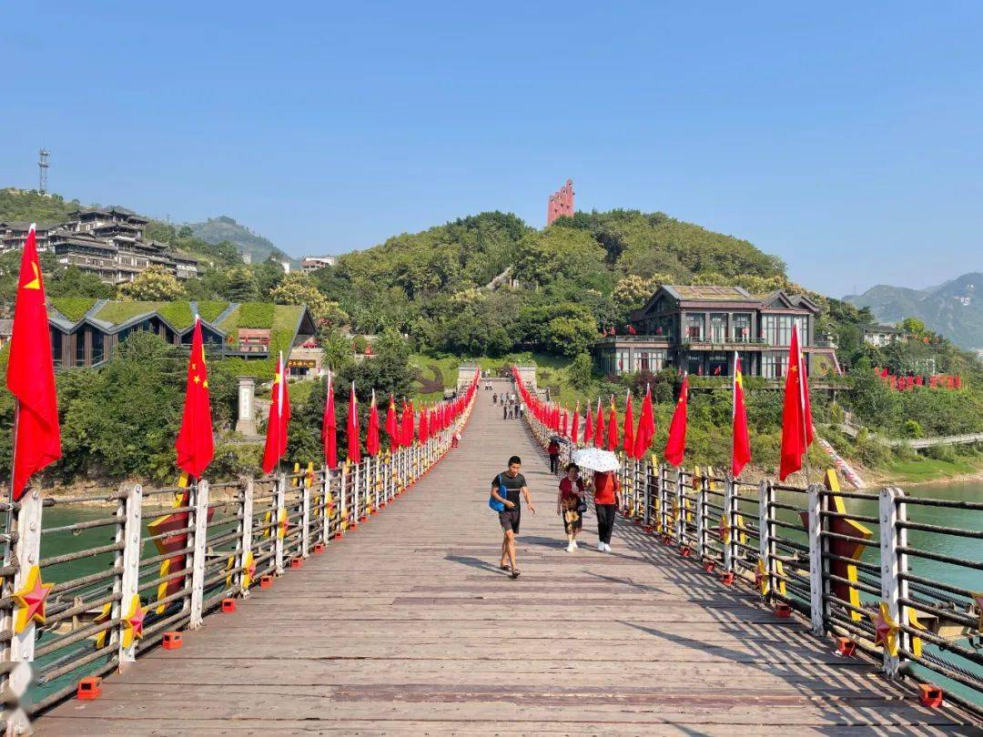 红军桥下赤水河流淌而过