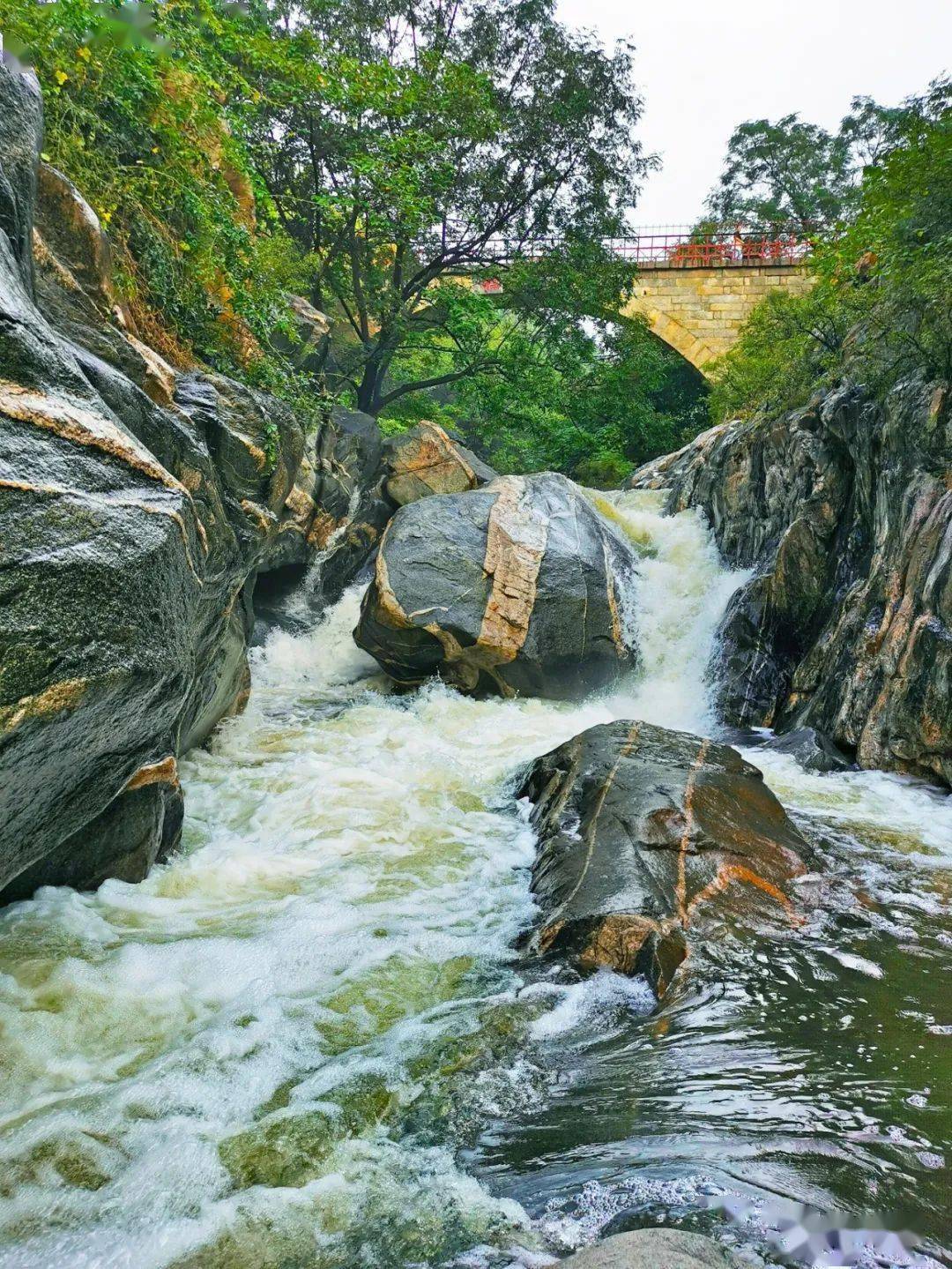雨后山溪成河崖上清泉叮咚