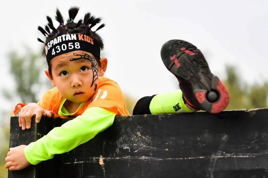 斯巴达小勇士齐聚世园公园挑战障碍提升自我
