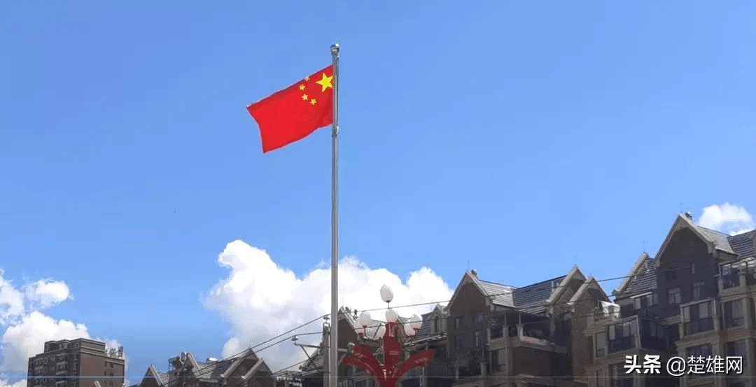 满街红旗满目星,一面面鲜艳的红旗在秋日的煦阳下分外醒目,与蓝天白云