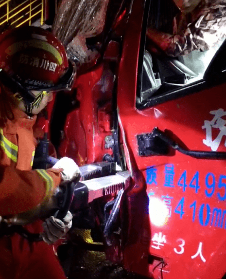 宜宾发生一起车祸!车头严重变形!驾驶员被困…_珙县