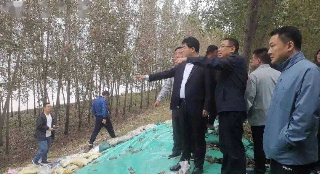 县委常委,常务副县长修晓冰,副县长王其良和有关