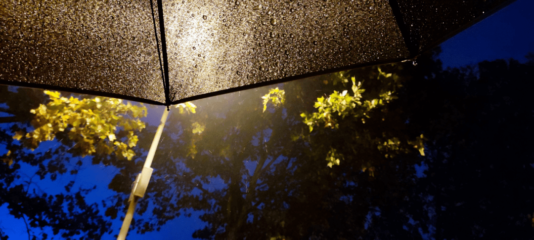 夜晚下雨撑伞的图片图片