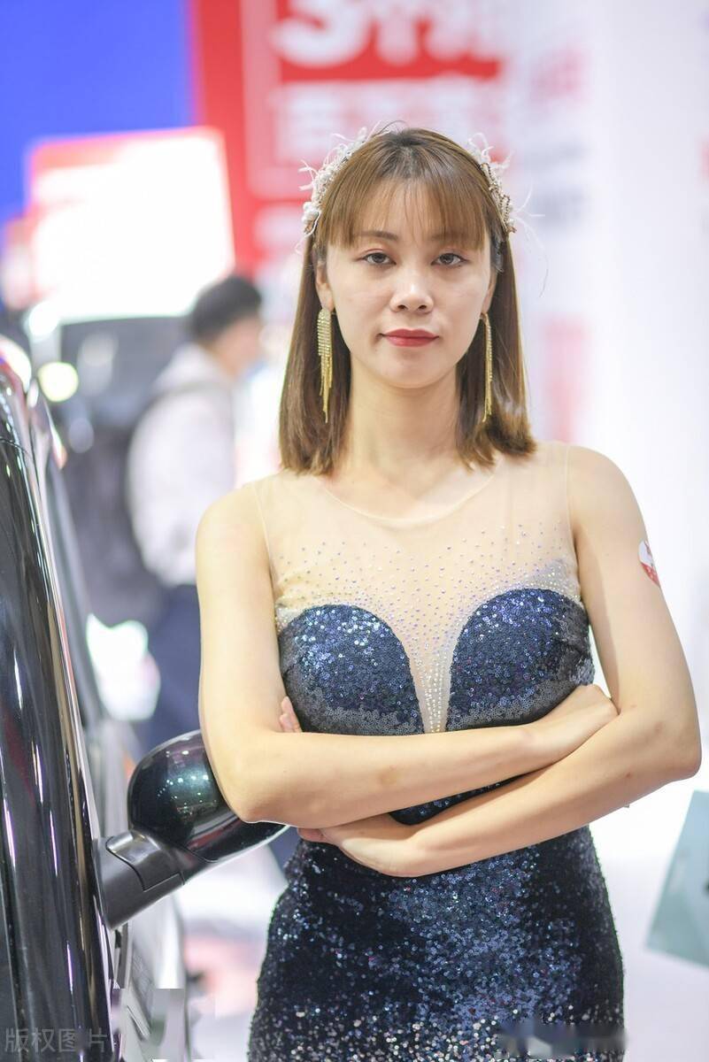 济南新能源汽车展开幕,车模身穿礼服短裙青春靓丽_搜狐汽车_搜狐网