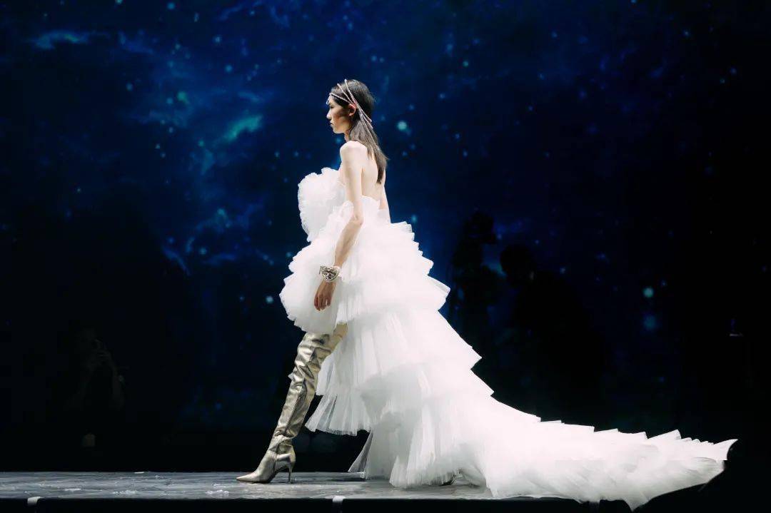 品牌 鞋王驭风逐梦，长跑者加速