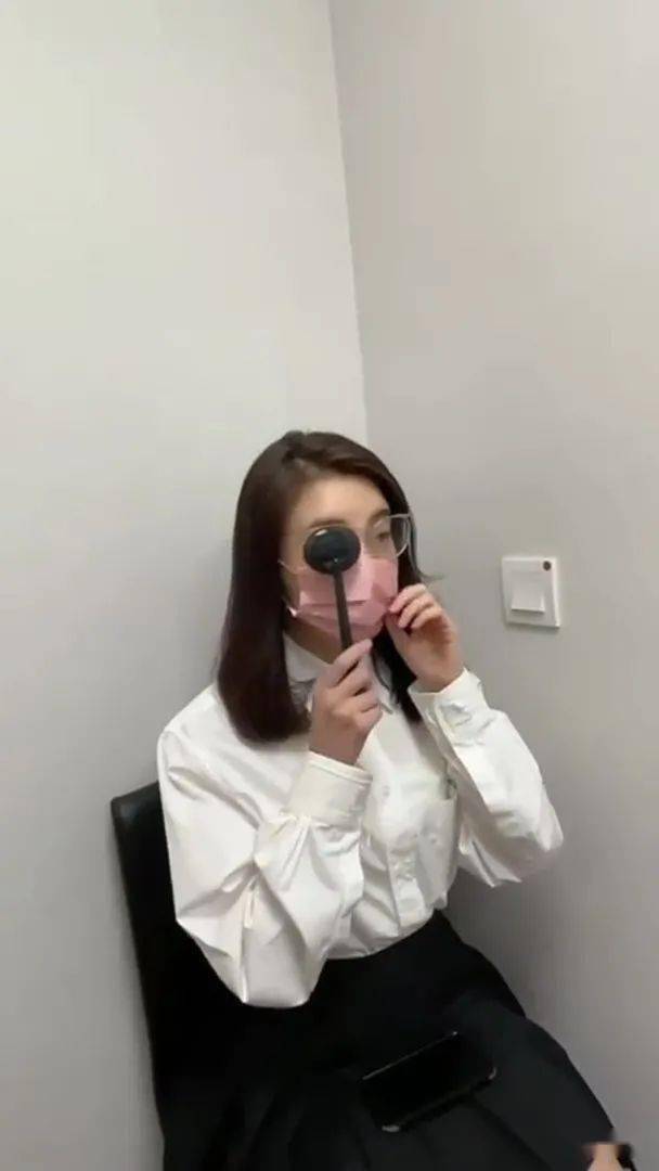 艺人林夏薇曾于《逆缘》,《逆天奇案》等剧集戴眼镜示人而大受欢迎,更