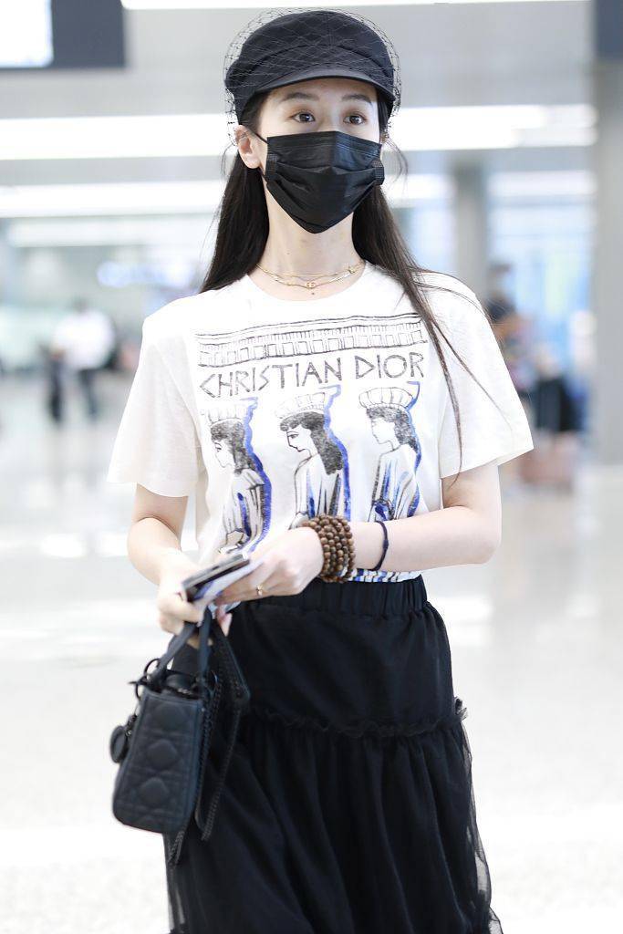 渔网 袁冰妍穿印花T恤搭黑纱裙文艺女神范 渔网报童帽灵动俏皮