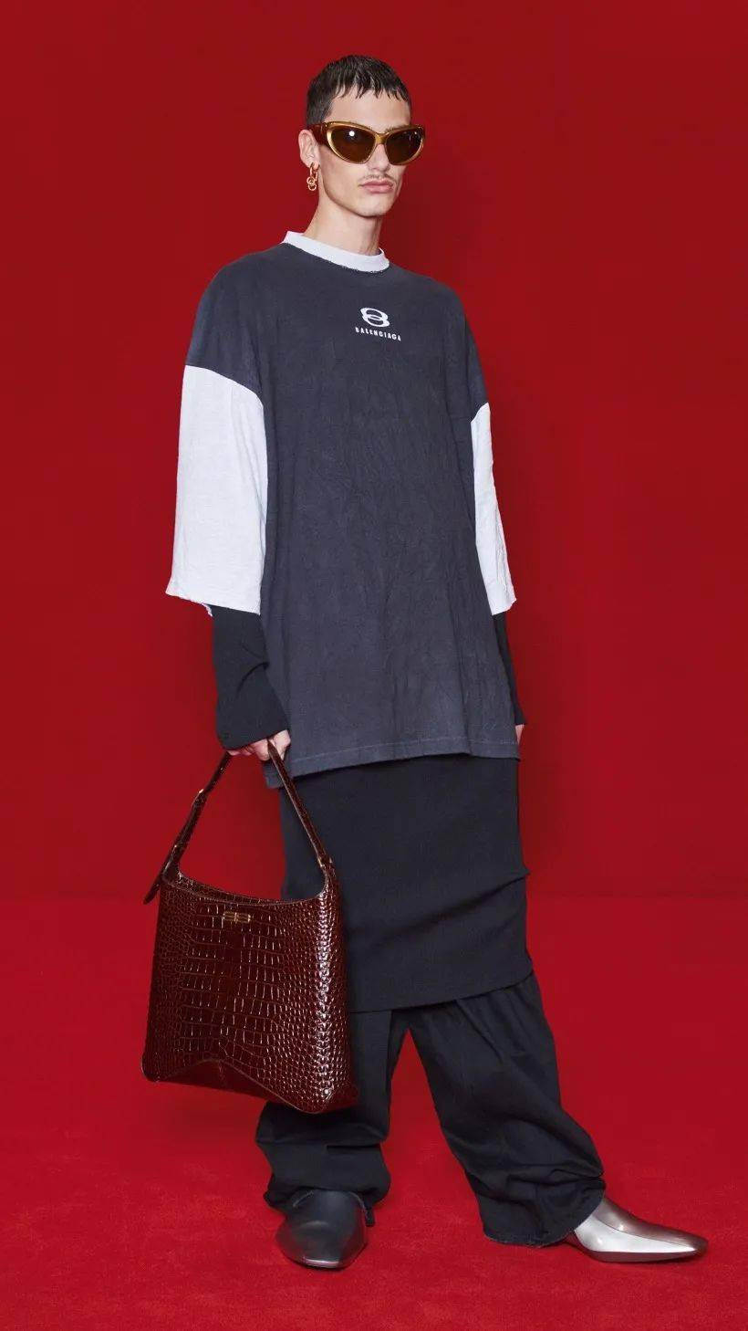 系列 动漫服装秀梦幻联动！Balenciaga邀请辛普森一家来走秀，时装秀甚至被包装成了短片的首映礼……