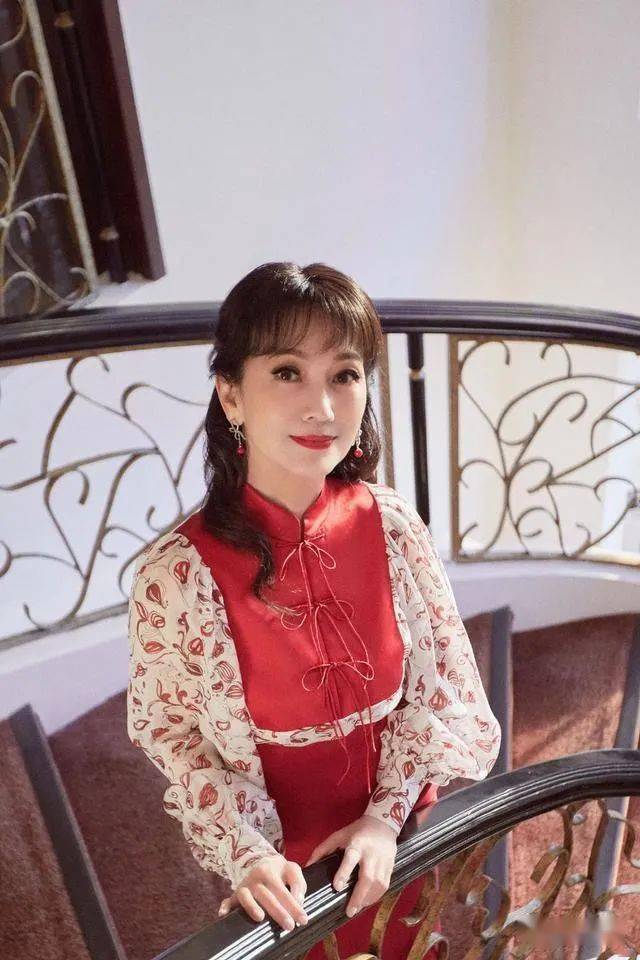 赵雅芝穿旗袍晒美照身材曼妙气质优雅